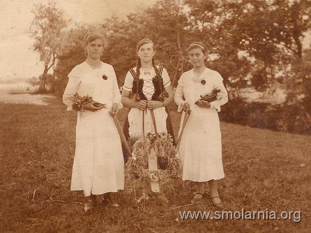 podziekowanie_za_zniwa_(1930) b.jpg - Podziękowanie za żniwa, 1933 r. (Zbiory prywatne M. Rogosz)